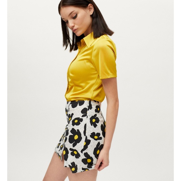 Cute Urban Outfitters mini floral skirt with slit - Picture 2 of 10